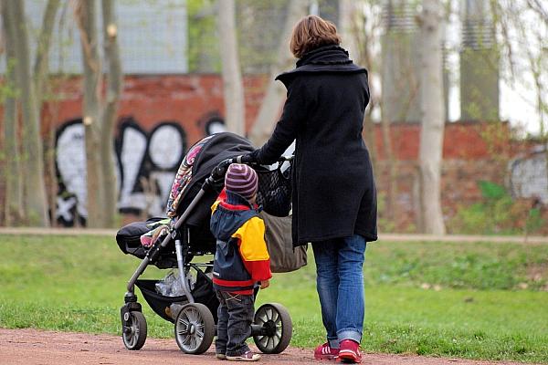 Mutter mit Kinderwagen (Archiv), via dts Nachrichtenagentur