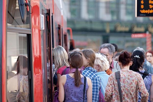 Fahrgäste in einer Straßenbahn (Archiv), via dts Nachrichtenagentur