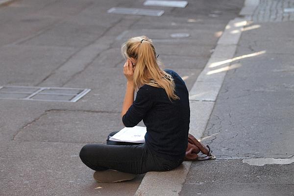 Junge Frau beim Telefonieren (Archiv), via dts Nachrichtenagentur