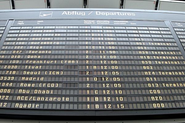 Ankunfts- und Abflugstafel an einem Flughafen (Archiv), via dts Nachrichtenagentur