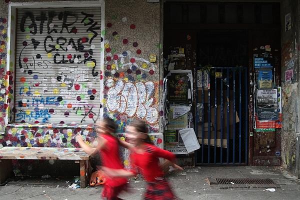 Kinder vor einem unsanierten Haus in Berlin-Neukölln (Archiv), via dts Nachrichtenagentur