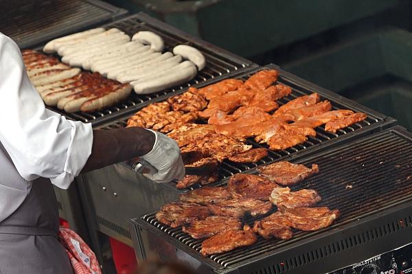 Hähnchenschnitzel und Würste auf einem Grill (Archiv), via dts Nachrichtenagentur