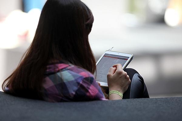 Frau mit Tablet (Archiv), via dts Nachrichtenagentur