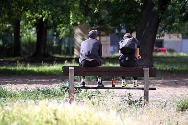 Jugendliche auf einer Parkbank mit Bier (Archiv), via dts Nachrichtenagentur