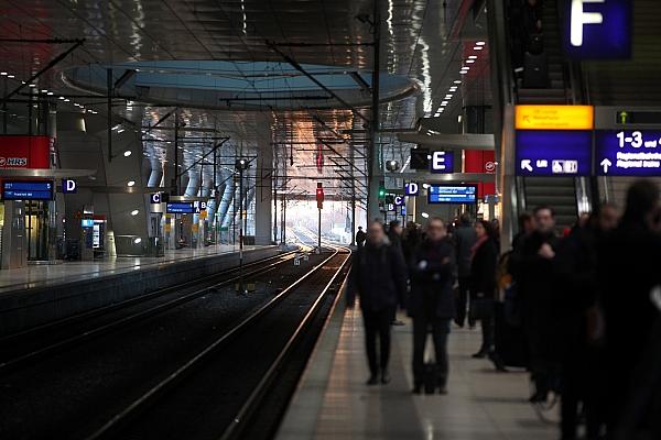 Reisende bei der Bahn (Archiv), via dts Nachrichtenagentur