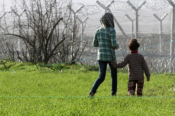 Flüchtlinge vor einem Grenzzaun (Archiv), via dts Nachrichtenagentur