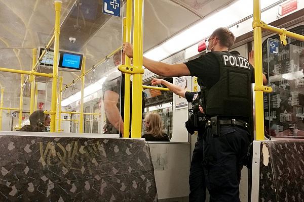 Polizei kontrolliert Maskenpflicht in U-Bahn während der Corona-Pandemie (Archiv), via dts Nachrichtenagentur