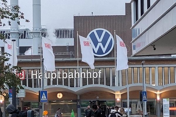 Wolfsburg Hbf mit VW-Werk im Hintergrund (Archiv), via dts Nachrichtenagentur