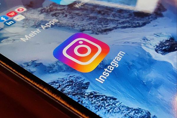 Instagram-Logo auf einem Smartphone (Archiv), via dts Nachrichtenagentur