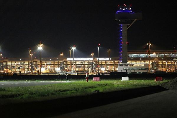 Flughafen BER bei Nacht (Archiv), via dts Nachrichtenagentur