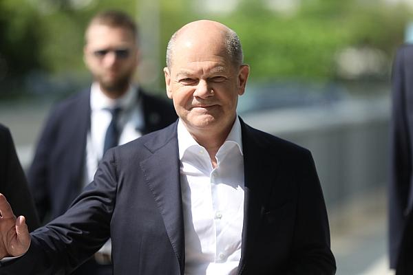 Olaf Scholz mit Personenschützer im Hintergrund (Archiv), via dts Nachrichtenagentur