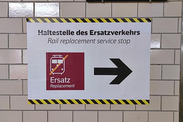 Hinweis auf Schienenersatzverkehr (Archiv), via dts Nachrichtenagentur