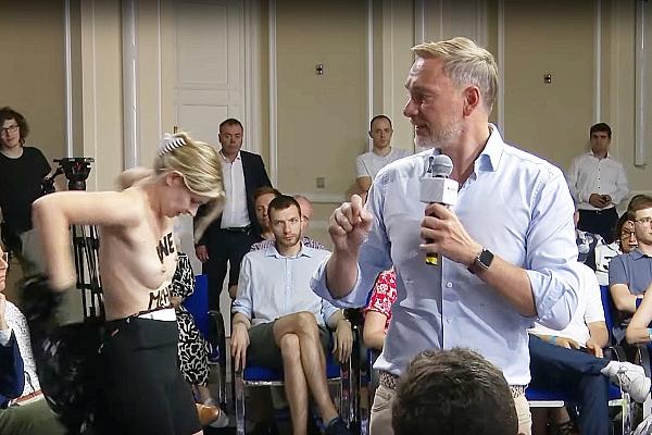 Livestream zeigt Femen-Protest bei Auftritt von Christian Lindner am 08.09.2024, via dts Nachrichtenagentur