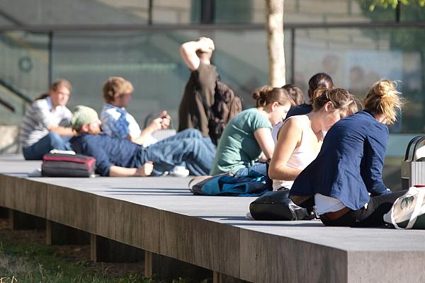 Junge Leute vor einer Universität (Archiv), via dts Nachrichtenagentur