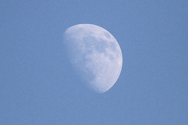 Mond (Archiv), Mond bei Tageslicht, blauer Himmel via dts Nachrichtenagentur