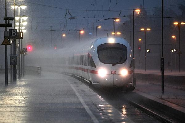 ICE-Zug bei Unwetter (Archiv), via dts Nachrichtenagentur