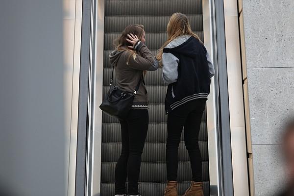 Junge Mädchen auf einer Rolltreppe (Archiv), via dts Nachrichtenagentur