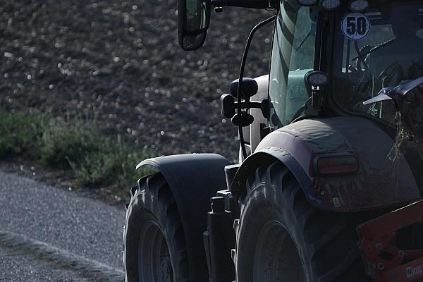 Bauer auf Traktor (Archiv), via dts Nachrichtenagentur