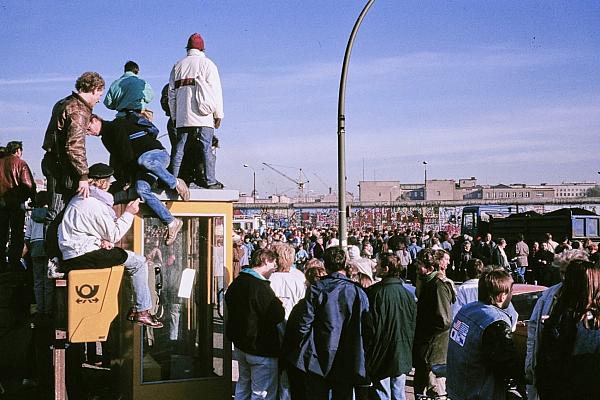 Menschen vor der Berliner Mauer (Archiv), via dts Nachrichtenagentur