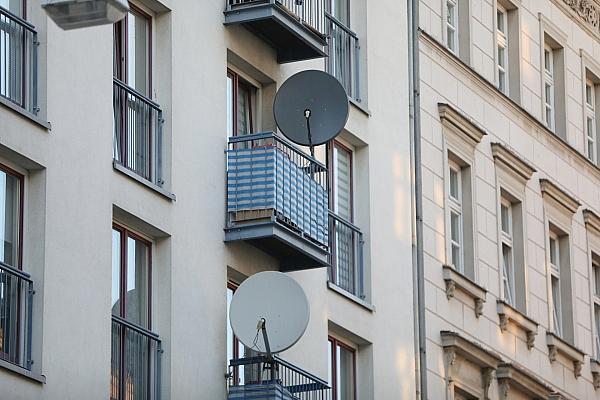 Satellitenschüssel an Wohnhaus (Archiv), via dts Nachrichtenagentur