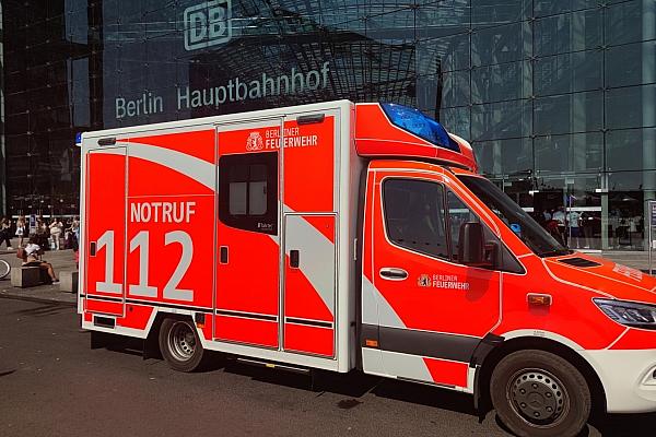 Rettungswagen vor Berliner Hauptbahnhof (Archiv), via dts Nachrichtenagentur