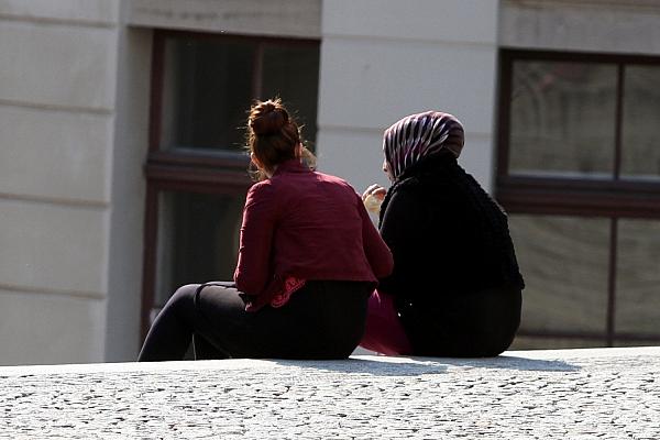 Frau mit Kopftuch und Frau ohne Kopftuch (Archiv), via dts Nachrichtenagentur