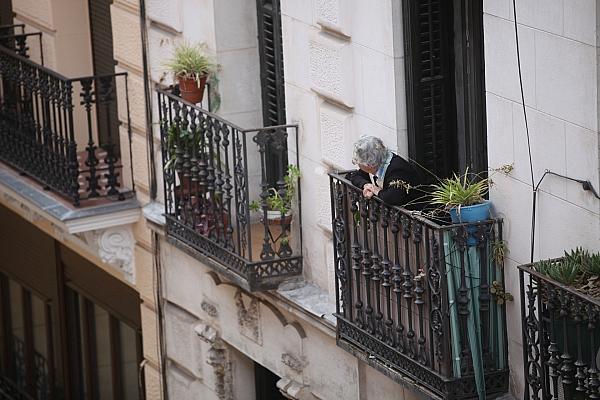 Seniorin schaut von einem Balkon (Archiv), via dts Nachrichtenagentur