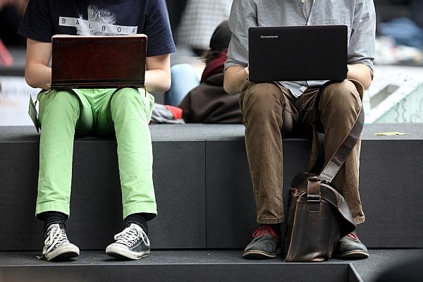 Zwei Männer surfen im Internet (Archiv), via dts Nachrichtenagentur